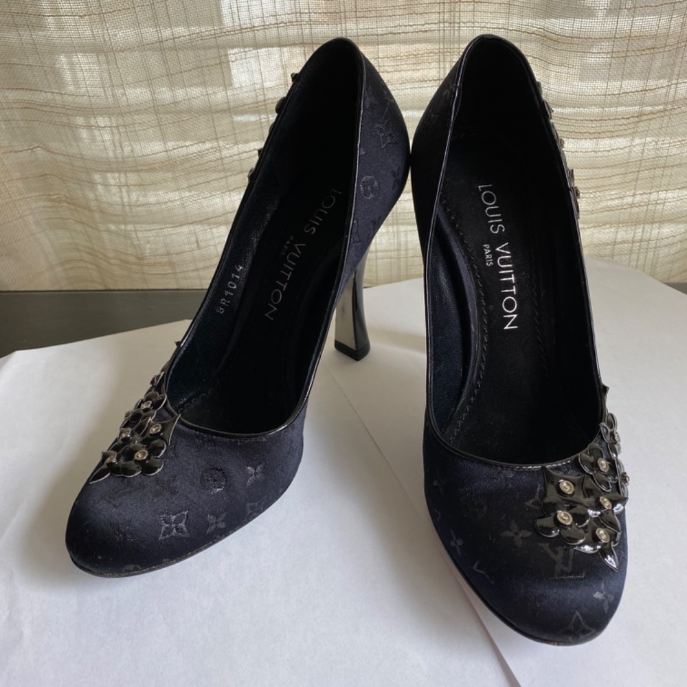 Louis Vuitton black monogram satin pumps heels 35.5 Italy pat leather decor - Picture 4 of 12